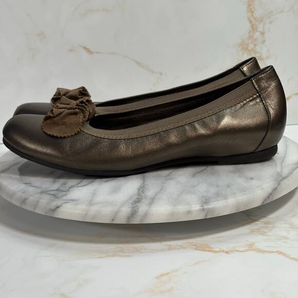 Munro American Bronze Leather Flats Women’s 8N USA Made Slip On Ruffle Toe - Picture 8 of 15